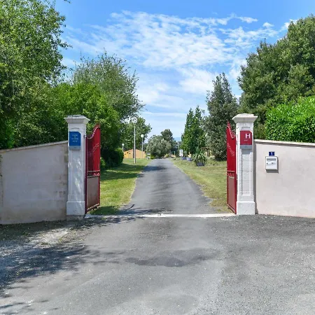 Pleasant Holiday In Saint-savinien With Pool *