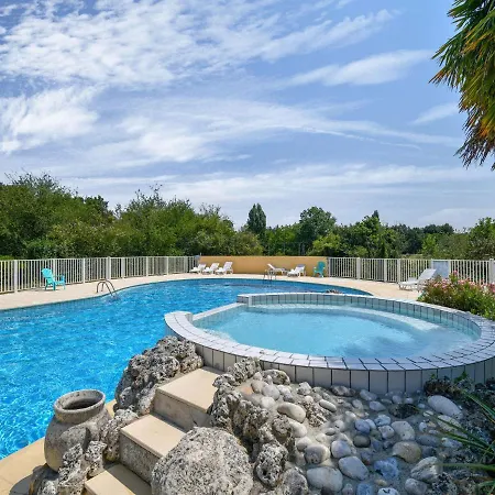 Vakantiehuis Pleasant Holiday In Saint-savinien With Pool