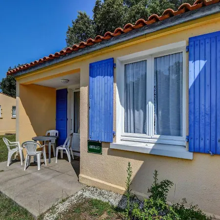 Pleasant Holiday In Saint-savinien With Pool Vakantiehuis