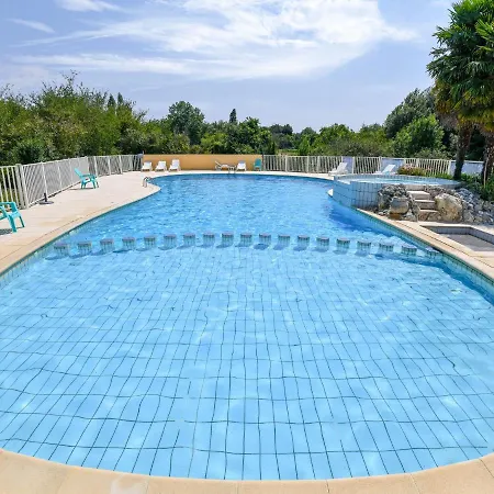 Pleasant Holiday In Saint-savinien With Pool Vakantiehuis Saint-Savinien