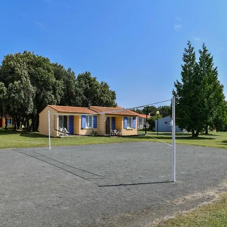 Vakantiehuis Pleasant Holiday In Saint-savinien With Pool